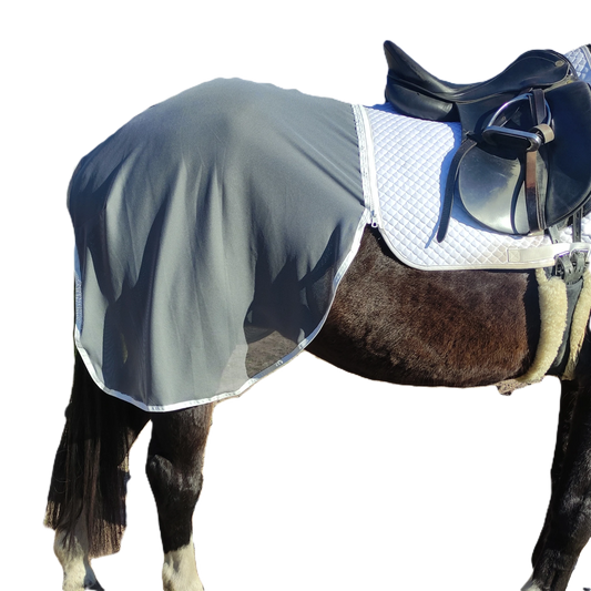 Graue Fliegendecke für Pferde aus atmungsaktivem Netzstoff mit innovativem Reißverschluss zur Befestigung an der Schabracke.