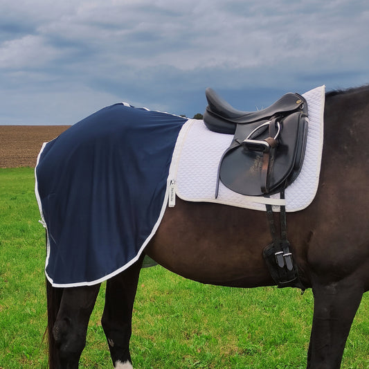 Marine Fliegendecke für Pferde aus atmungsaktivem Netzstoff mit innovativem Reißverschluss zur Befestigung an der Schabracke