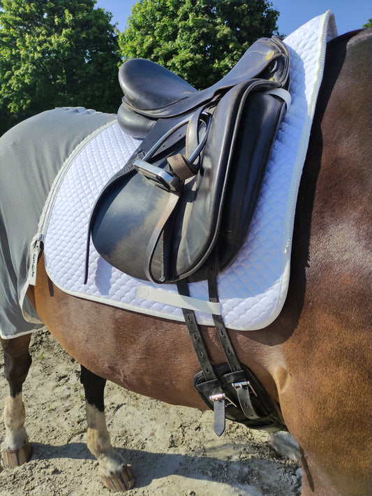 Weisse Schabracke Dajalino mit Reissverschluss vorne und hinten, 500g Filz- und 60g Polywatte-Füllung, ideal für Training und Turnier