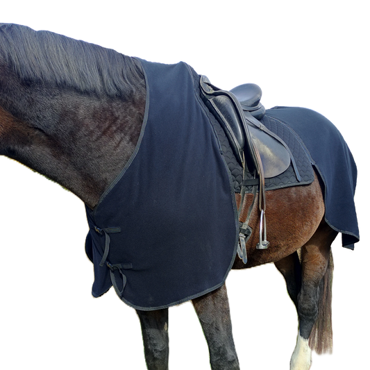 Schwarze Fleece Abschwitzdecke für Pferde - unterstuetzt das Abschwitzen, durch atmungsaktives Material und optimaler Feuchtigkeitsregulierung