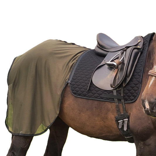 Fliegendecke in Olive für Pferde aus atmungsaktivem Netzstoff mit innovativem Reißverschluss zur Befestigung an der Schabracke