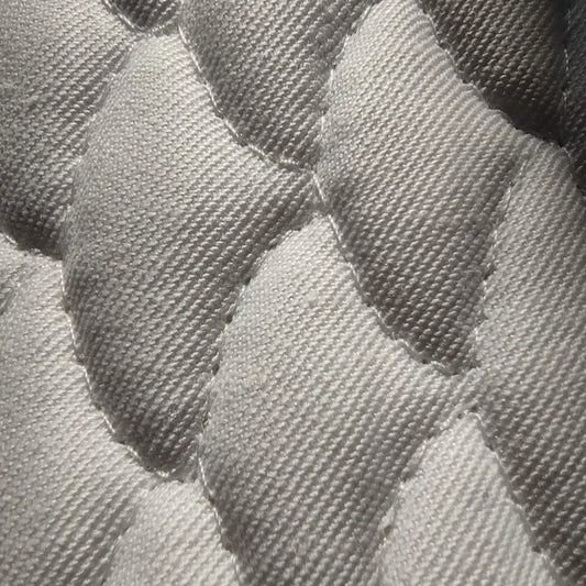 Detailansicht des weißen Baumwollgewebes mit strukturierter Oberfläche für modulare Schabracken