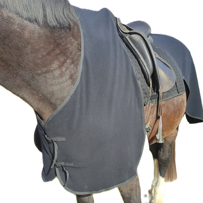 Fleece Brustteil für Reitdecke in hochwertiger Verarbeitung – perfekte Passform für Pferde waermend bei kaltem Wetter