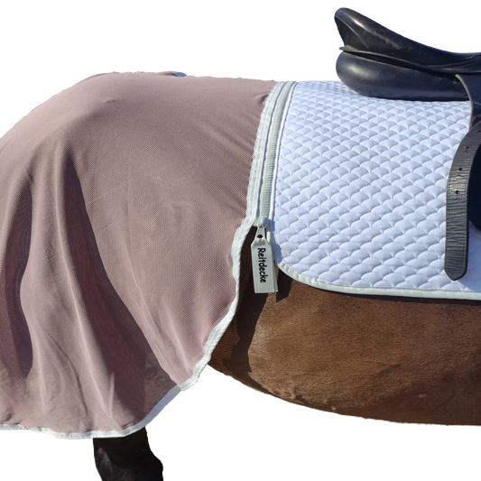 Rosa Fliegendecke für Pferde aus atmungsaktivem Netzstoff mit innovativem Reißverschluss zur Befestigung an der Schabracke